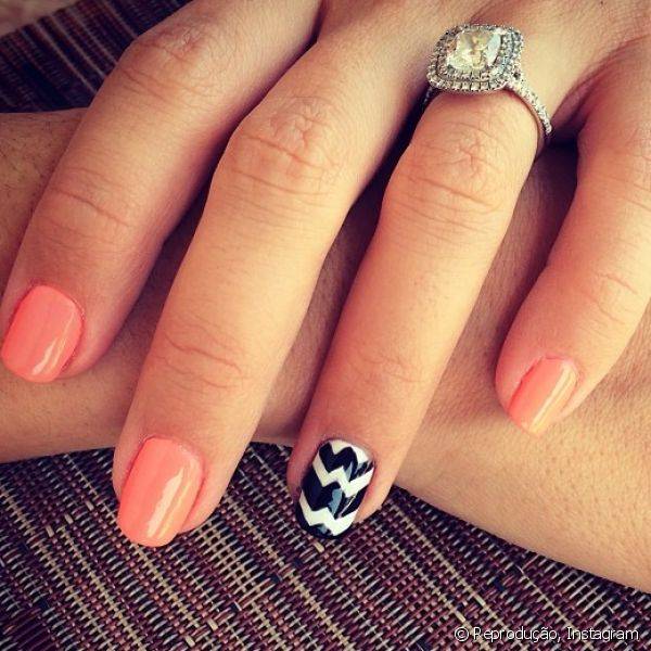 Apaixonada por nail arts, Ashley Tisdale tem a preferência declarada pelo estilo filha única, mantendo o dedo anelar com um efeito diferente das outras unhas